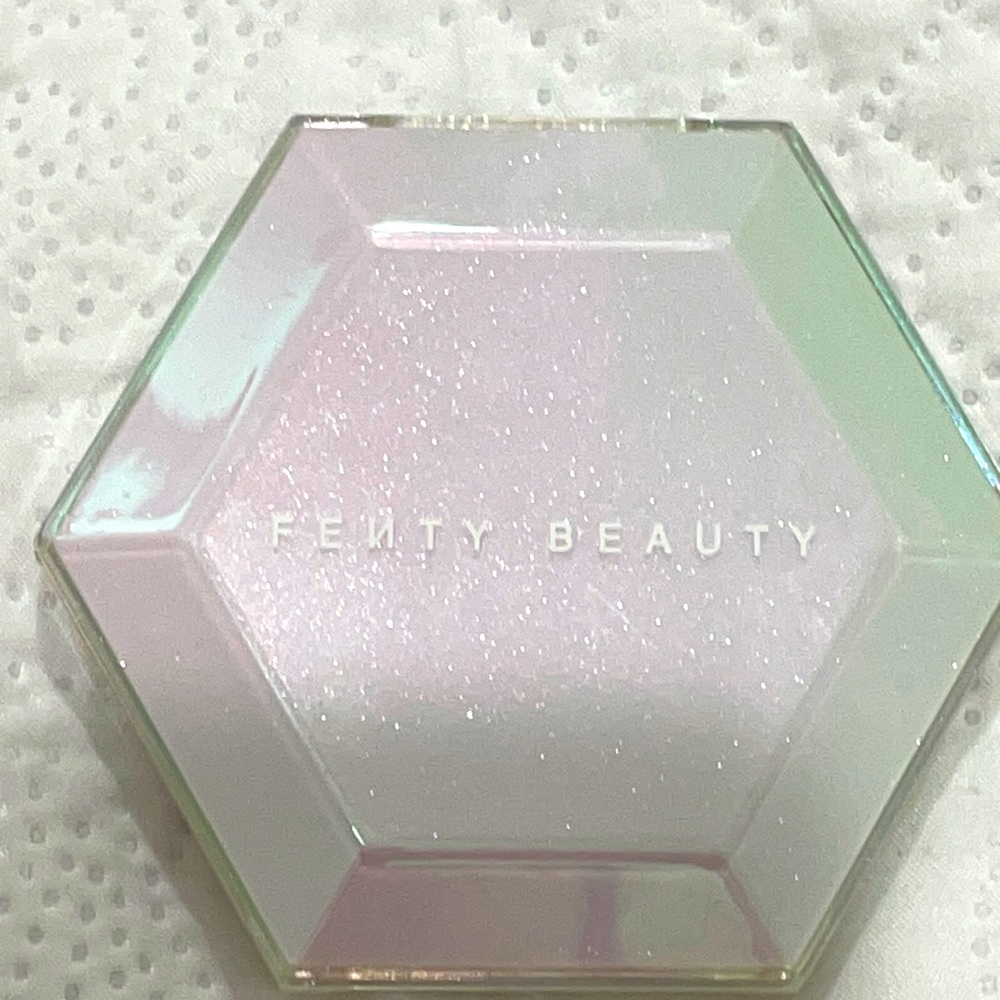 New Fenty beauty Diamond Bomb Holo at me highlighter.
